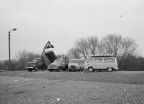 850495 Afbeelding van enkele bestelbusjes en een vrachtwagen op de helling, van waaraf huisvuil wordt gestort op ...